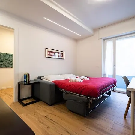 Modern Red Flat In Apartamento *