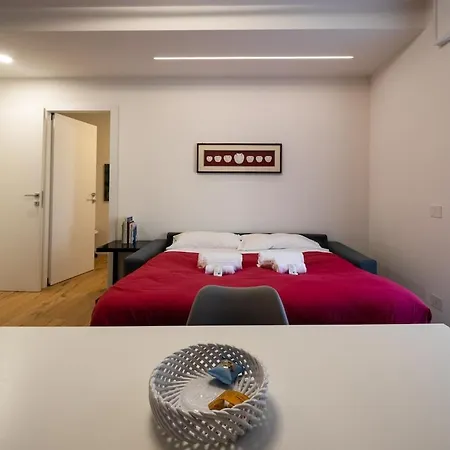 Modern Red Flat In Apartamento *