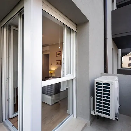 Modern Red Flat In Apartamento Verona