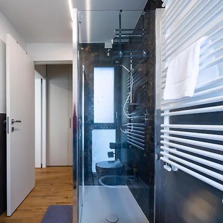 Modern Red Flat In Apartamento Verona