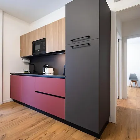 Modern Red Flat In Apartamento Verona